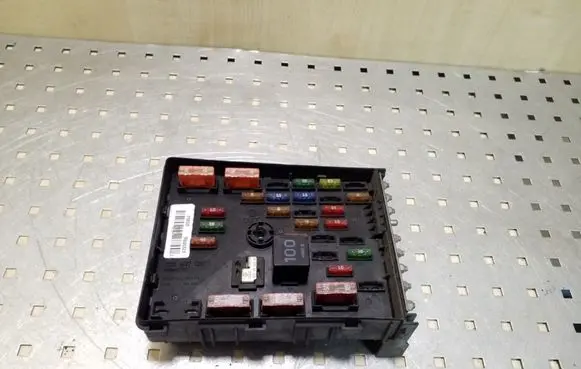 Volkswagen PASSAT B6 Fuse box set 3C0937125