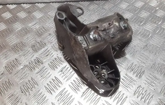 Volkswagen PASSAT B5.5 Engine mounting bracket 8E0199351
