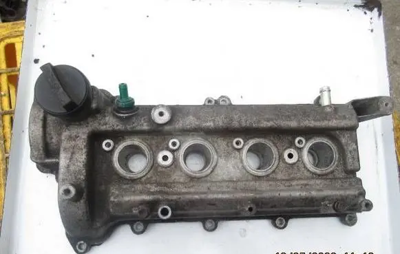 Toyota Yaris Rocker cam cover 112110J010