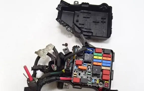 Alfa Romeo Giulietta Fuse module 50518867 MATR9796 C0DPR0D