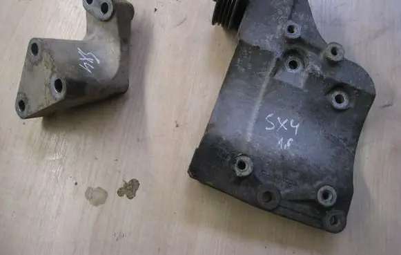 Suzuki SX4 Engine mounting bracket