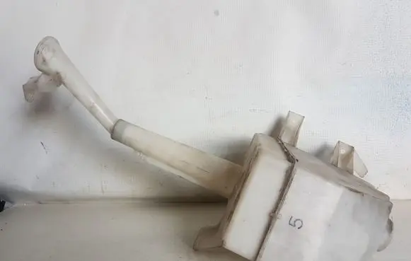 Nissan X-Trail T30 Windshield washer fluid reservoir/tank