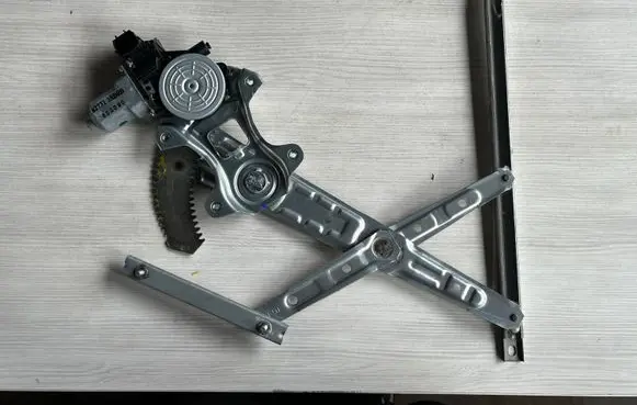 Nissan Navara D23 Rear door window regulator with motor 827313SB0B