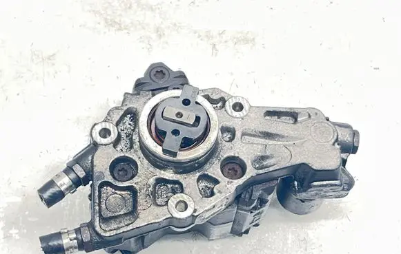 Mercedes-Benz C W204 Fuel injection high pressure pump A6460700201
