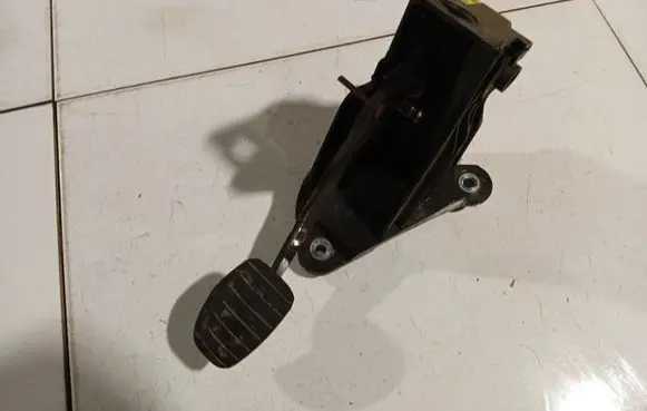 Renault Laguna III Clutch pedal 465030006R