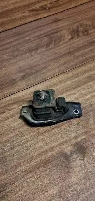 Subaru Legacy Engine mount bracket
