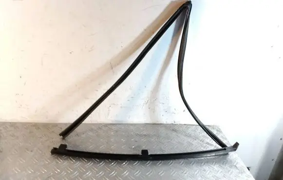 Toyota RAV 4 (XA40) Rear door window/glass frame 