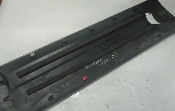 KIA Sorento Front door trim (molding) 877413E001