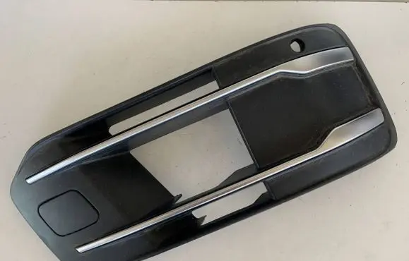 Audi Q7 4M Front bumper upper radiator grill 4M0807682Q 4M0807682R 4M0807682T