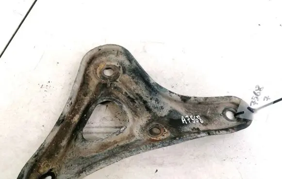 Toyota Avensis T250 Engine mounting bracket