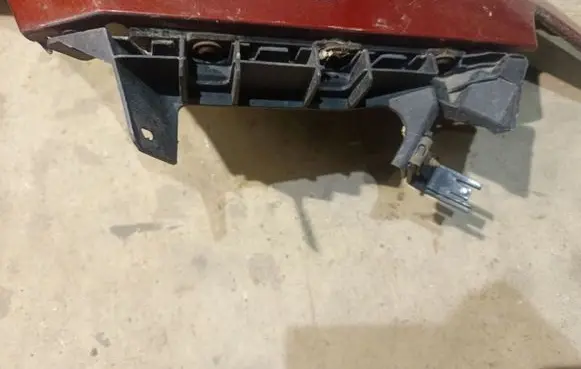 Front bumper mounting bracket