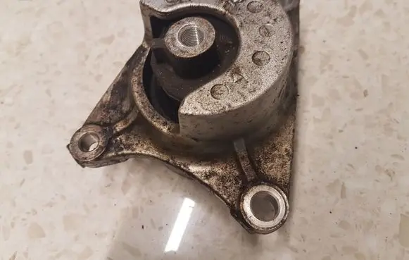 Honda CR-V Engine mount bracket