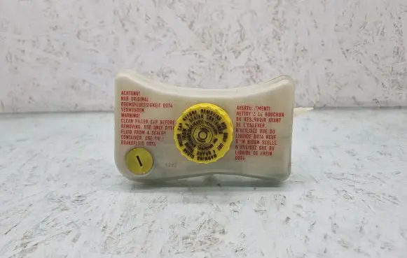 Brake fluid reservoir