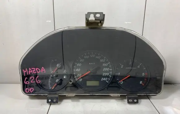 Mazda 626 Speedometer (instrument cluster) KMGG3CA
