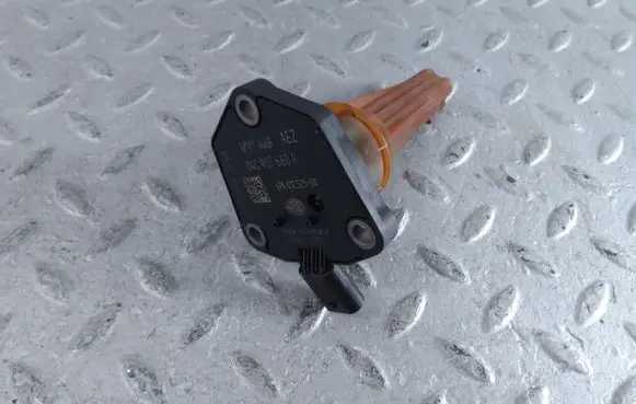 Audi Q2 - Oil level sensor 04C907660A