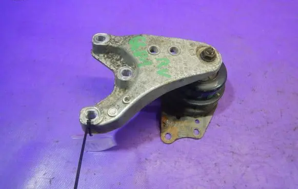 Engine mount vacuum valve