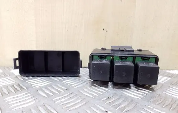 Opel Frontera B Relay mounting block 