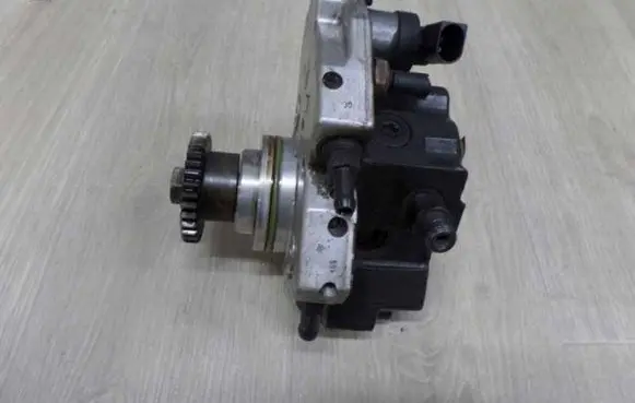 Jeep Grand Cherokee (WK) Fuel injection high pressure pump 6420700201 0445010095 43218