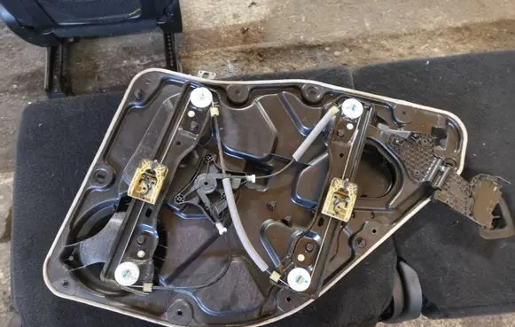 Rear window lifting mechanism without motor