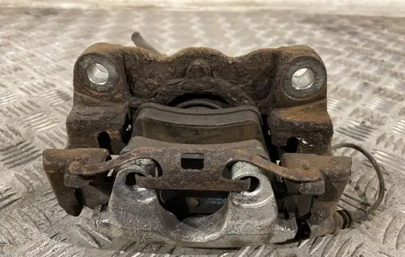 Volkswagen Touareg I Rear brake caliper 