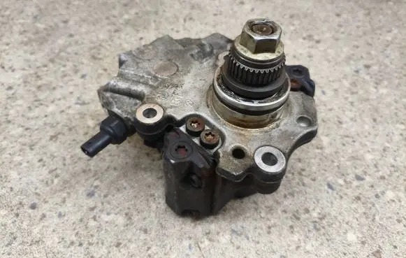 Mercedes-Benz C W205 Fuel injection high pressure pump 28447439 0020852ALR A6510702601