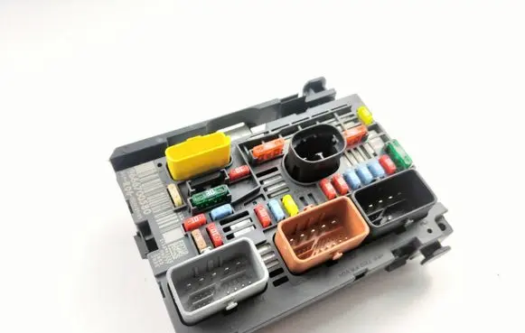 Peugeot 308 Fuse module 9666700580