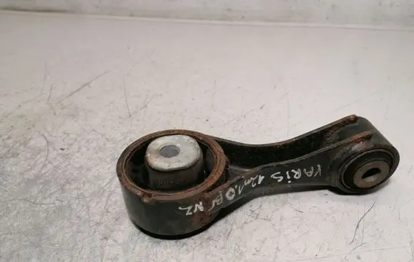 Toyota Yaris Engine mount bracket