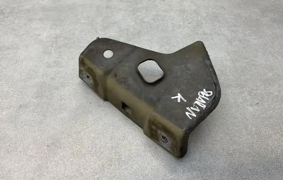 Volkswagen Sharan Fender mounting bracket 7N0821135A