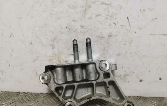 Hyundai Tucson TL Engine mounting bracket