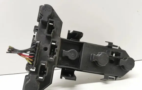Volkswagen Golf IV Tail light bulb cover holder 1J6945257