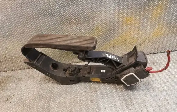 Mercedes-Benz E W211 Accelerator throttle pedal 2113000504