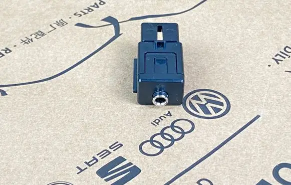 Volkswagen Golf VII AUX in-socket connector 5Q0035724