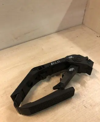 Mercedes-Benz E W211 Accelerator throttle pedal A2113000504
