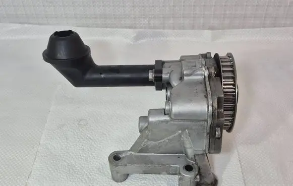 Volkswagen Caddy Oil pump 03L115105C
