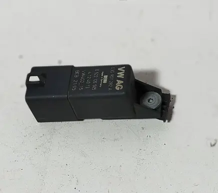 Volkswagen Touran I Glow plug pre-heat relay 03G907282A 0522120505 4124013
