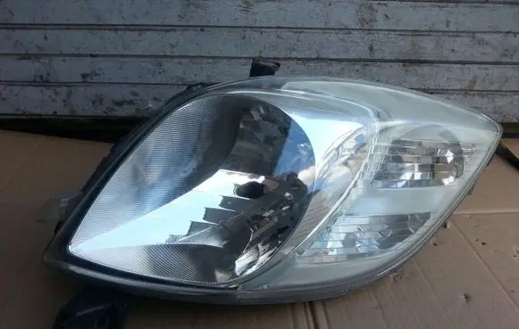 Toyota Yaris Headlight/headlamp