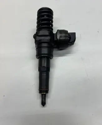 Volkswagen PASSAT B6 Fuel injector 038130073B