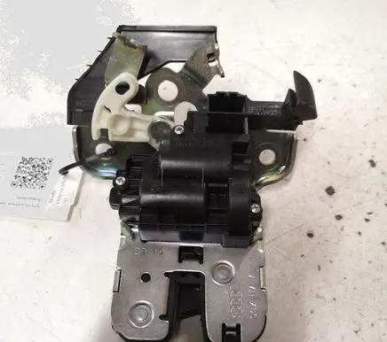 Skoda Octavia Mk3 (5E) Tailgate/trunk/boot lock/catch/latch 8R0827505A