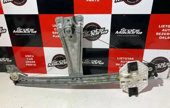 Rear door manual window regulator