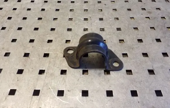 Nissan X-Trail T30 Sway bar bush bracket, front 