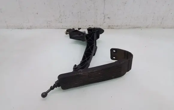 Mercedes-Benz E W210 Accelerator throttle pedal A2103011220