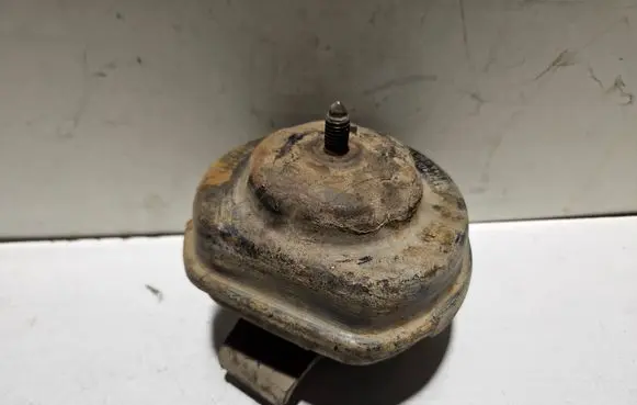 Engine mount bracket