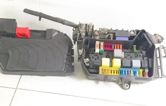 Mercedes-Benz B W245 Fuse box set A2465400182 A2465410905 A2469980601