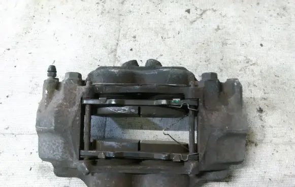 Toyota Land Cruiser (J150) Front brake caliper