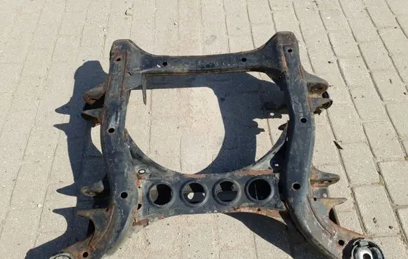 Volkswagen Touareg I Rear subframe 