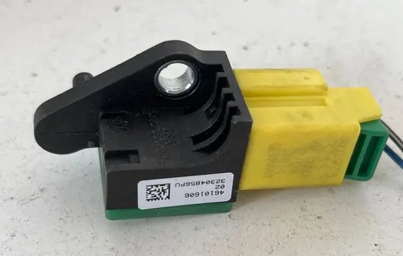 Volkswagen PASSAT B7 Airbag deployment crash/impact sensor 8K09733235 323S 2719