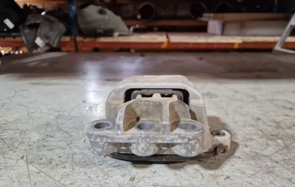 Buick Encore I Engine mount bracket