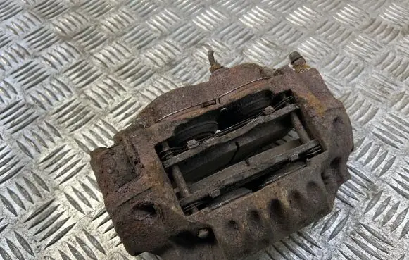 Toyota Hilux (AN10, AN20, AN30) Front brake caliper