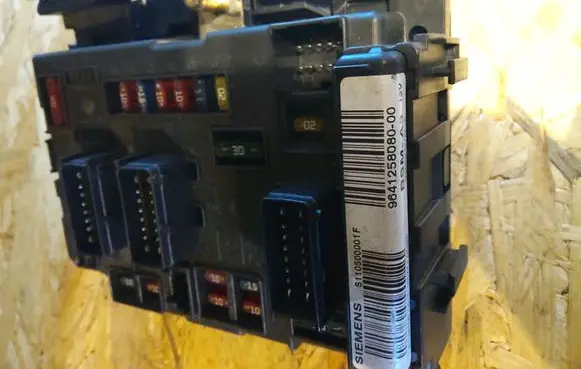 Citroen C5 Fuse module 9641258080
