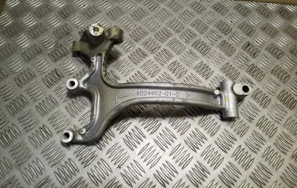 Mercedes-Benz B W246 W242 Engine mounting bracket 102445201C